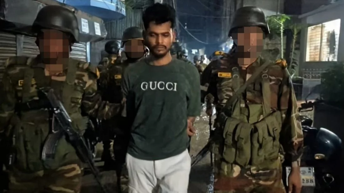 উত্তরায় সেনাবাহিনীর হাতে কথিত ছাত্র সমন্বয়ক আকাশ গ্রেপ্তার